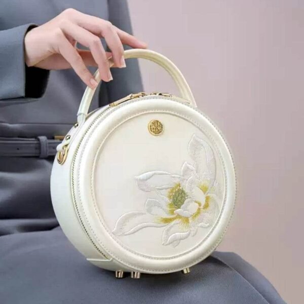 3_新文化_刺繍_レザー_ホワイト_ラウンド_ハンドバッグ_ロータス 3_Sinocultural_Embroidery_Leather_White_Round_Handbag_Lotus