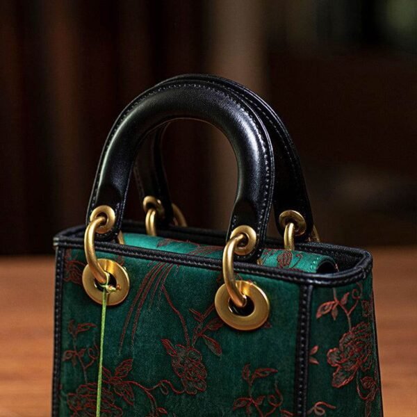 香り_雲_シルク_ヴィンテージ_牛革_ハンドバッグ_ペンダント付き_中文-2479518 Fragrant_Cloud_Silk_Vintage_Cowhide_Handbag_with_Pendant_-_SinoCultural-2479518
