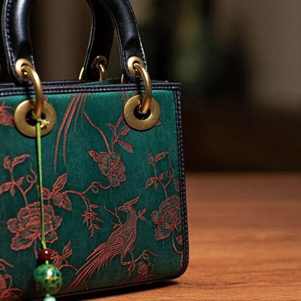 香り_雲_シルク_ヴィンテージ_牛革_ハンドバッグ_ペンダント付き_中文-2479521 Fragrant_Cloud_Silk_Vintage_Cowhide_Handbag_with_Pendant_-_SinoCultural-2479521