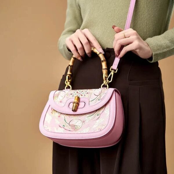 ソン-ブロケード-ピンク-マルベリー-シルク-ハンドバッグ-バンブーハンドル-モデル-クロスボディ Song-Brocade-Pink-Mulberry-Silk-Handbag-Bamboo-Handle-Model-Crossbody