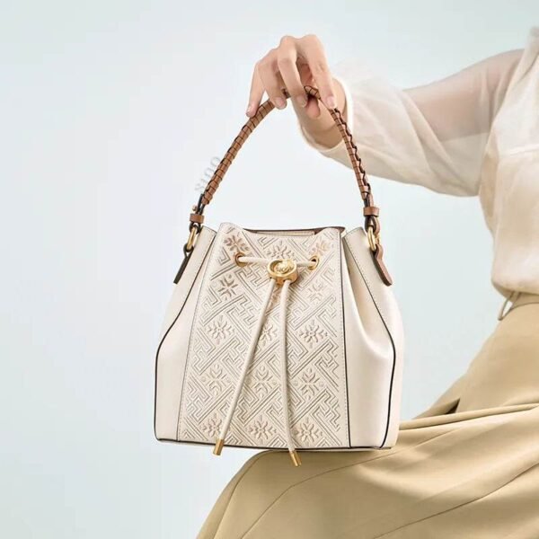 アンジ・パターン・エンブロイダリー・レザー・コンバーチブル・バックパック・トート・モデル・シッティング・ニー・ハンドヘルド anj-pattern-embroidered-leather-convertible-backpack-tote-model-sitting-knee-handheld