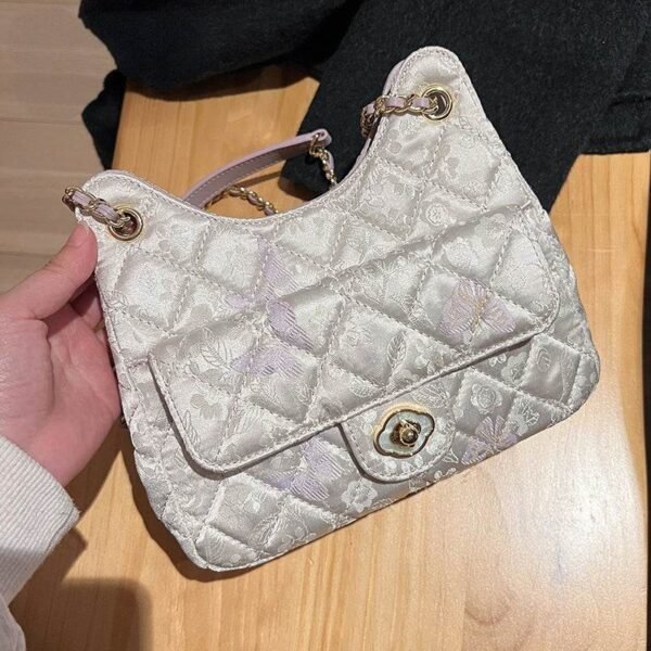 シノワズリー・ゴールド・ブロケード・アンダーアームバッグ・テーブルトップ・ビュー chinoiserie-gold-brocade-underarm-bag-table-top-view