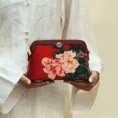 handmade-floral-embroidery-clutch-closeup-02-detail