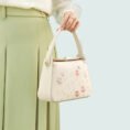 model-holding-bing-lie-mei-bag-single-hand