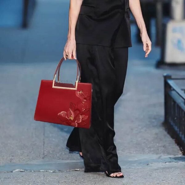 シノカルチャー・レッド・マグノリア・エンブロイダリー・レザー・トート・モデル-1 sinocultural-red-magnolia-embroidery-leather-tote-model-1