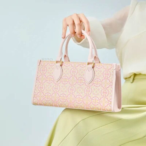 宋錦韋手袋拼盤金鼎盛模样座跪手袋 song-brocade-leather-handbag-pink-gold-dingsheng-motif-model-sitting-knee-handheld