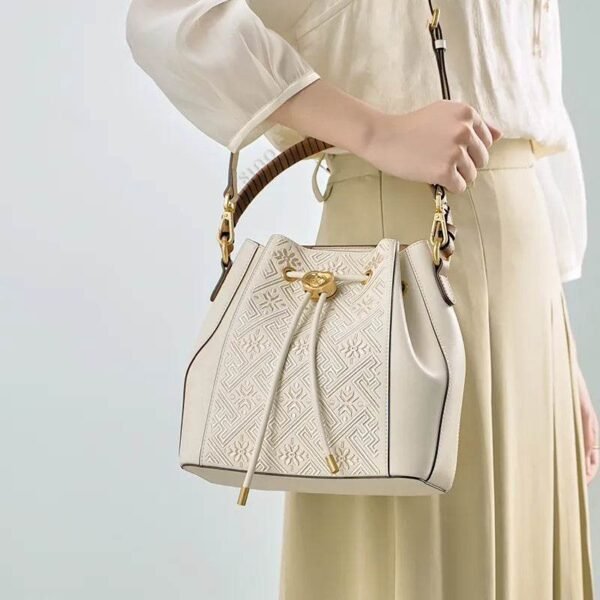 wanj-パターン-エンブロイダリード-レザー-コンバーチブル-バックパック-トートモデル-ショルダー-ハンドヘルド wanj-pattern-embroidered-leather-convertible-backpack-tote-model-shoulder-handheld